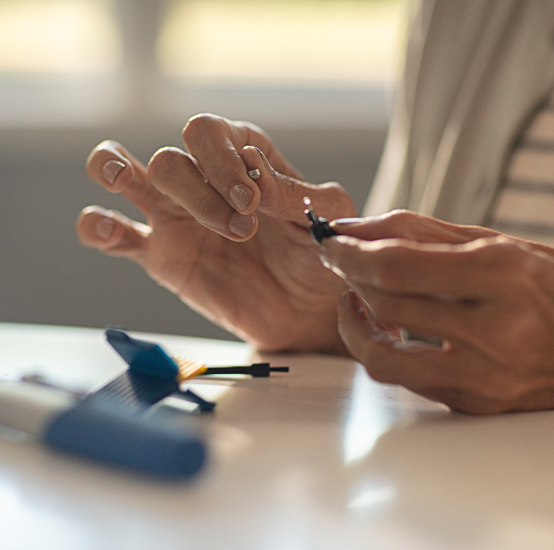 Audioprothésiste présentant des aides auditives à un patient